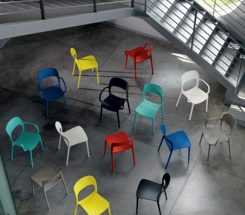 Sedie plastica colorate di design